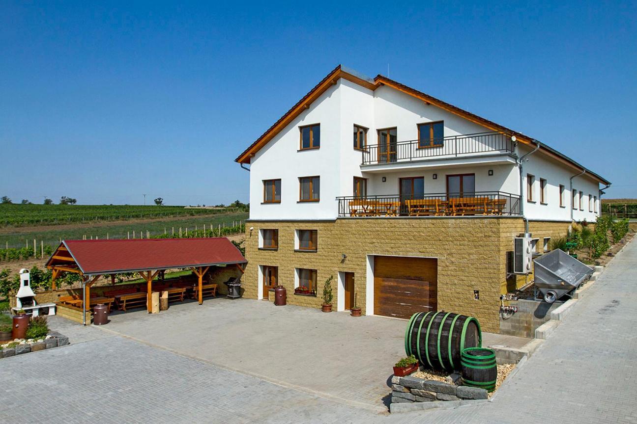 Vinarstvi & Penzion Knapek Strachotin Hotel Exterior foto